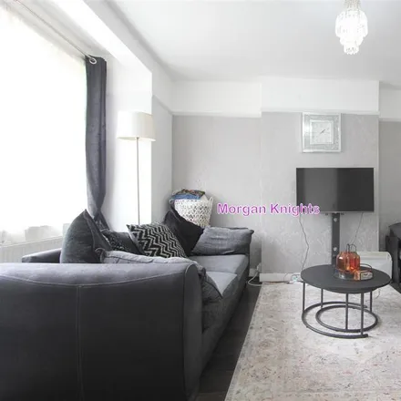 Image 3 - 31 Wall End Road, London, E6 2NP, United Kingdom - Townhouse for rent