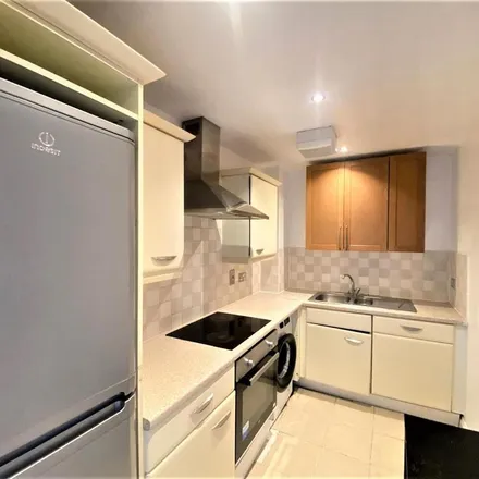 Image 3 - Aldermens Court, Constable Close, London, N11 3GW, United Kingdom - Apartment for rent