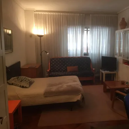 Rent this 4 bed room on Calle de Béjar in 18, 28028 Madrid