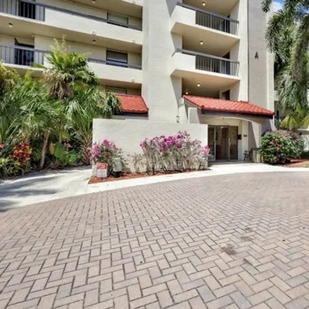 Buy this 1 bed condo on 833 Egret Circle in Delray Beach, FL 33444
