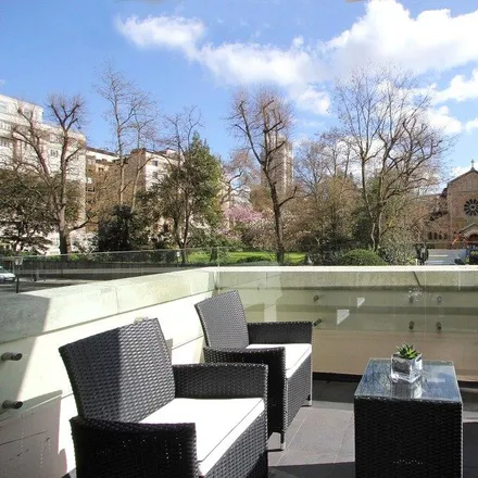 Rent this 3 bed apartment on Kingston House South 40-90 in Ennismore Gardens, London