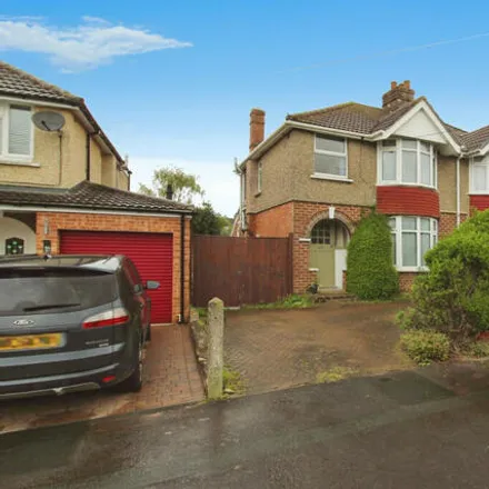 Rent this 3 bed duplex on 30 Tismeads Crescent in Swindon, SN1 4DR