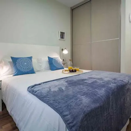 Rent this 3 bed apartment on Reial Acadèmia de Medicina de Catalunya in Jardins del Doctor Fleming, 08001 Barcelona