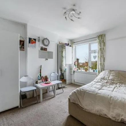 Image 4 - 218 Greenford Avenue, London, W7 3QS, United Kingdom - Apartment for sale