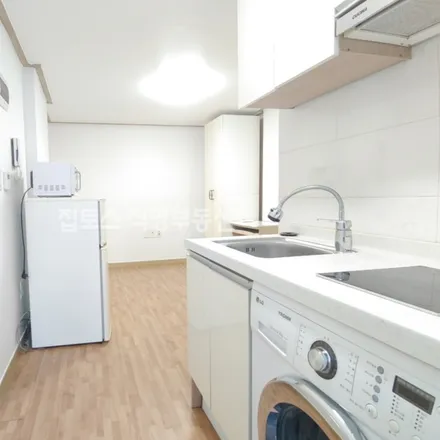 Rent this studio apartment on 서울특별시 관악구 신림동 251-451