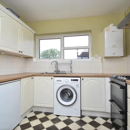 Image 2 - Moorland Close, Leeds, LS17 6JR, United Kingdom - Apartment for rent