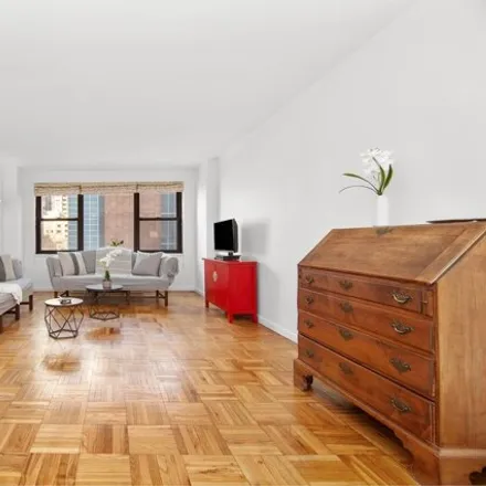 Image 3 - 301 East 69th Street, New York, NY 10021, USA - Apartment for sale