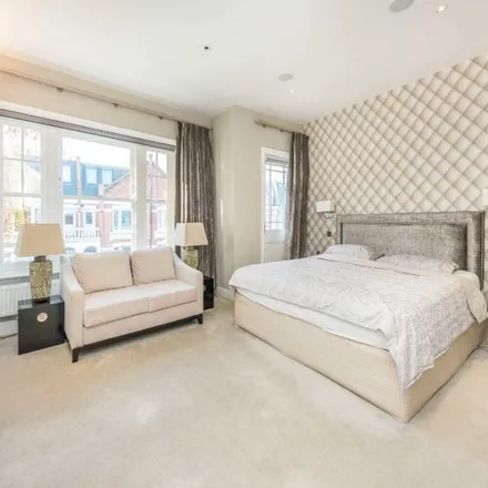 Rent this 5 bed apartment on Stokenchurch Street in London, SW6 3TS