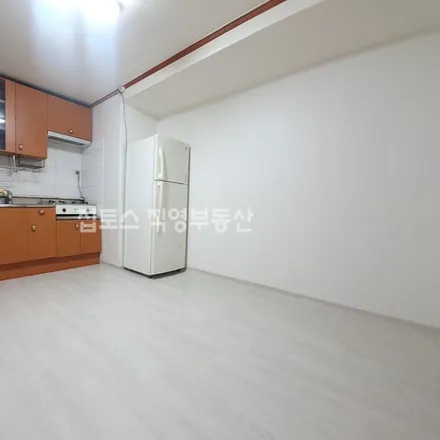 Rent this studio apartment on 서울특별시 송파구 삼전동 47-13