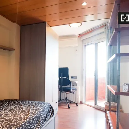 Rent this 3 bed room on Farmàcia Villar Mateo in Fernando del, Carrer de Wellington