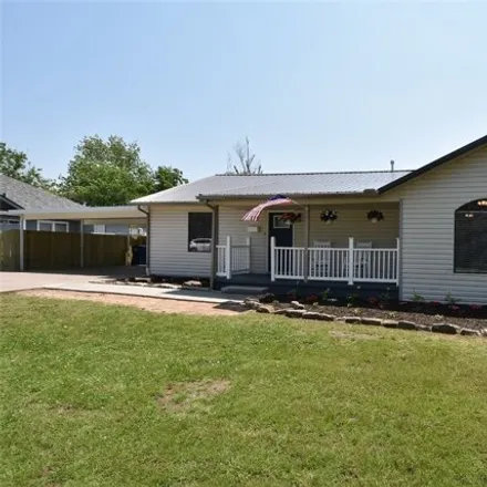 Buy this 3 bed house on 563 West Rosa Street in Shawnee, OK 74804
