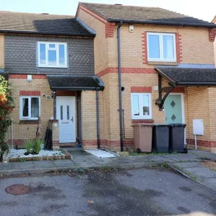 Rent this 2 bed townhouse on Lorimer Close in Luton, LU2 7RL