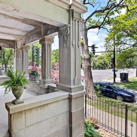 Image 2 - 2959 West Logan Boulevard, Chicago, IL 60647, USA - House for sale