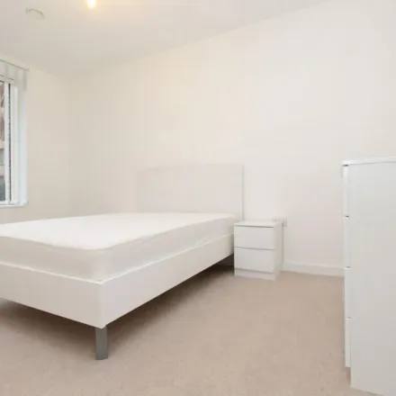 Image 6 - Samuel Building, Upper Dock Walk, London, E16 2GU, United Kingdom - Apartment for rent