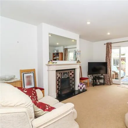 Image 2 - The Crescent, Abbots Langley, WD5 0DP, United Kingdom - House for sale