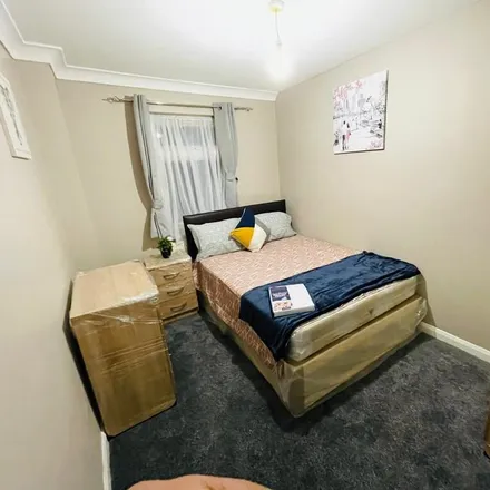 Rent this 1 bed room on Dudley Road in London, UB2 5AT