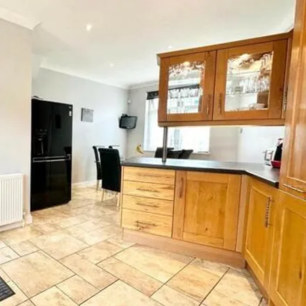 Image 5 - Ashurst Drive, London, IG6 1AB, United Kingdom - House for sale