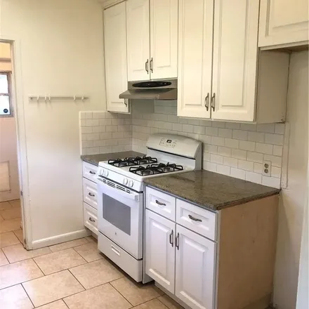 Rent this 3 bed apartment on 4684 Vineland Place in Los Angeles, CA 91602