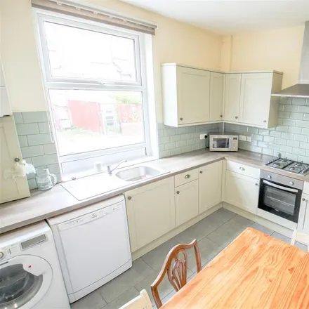 Rent this 6 bed townhouse on Back Langdale Terrace in Leeds, LS6 3DY