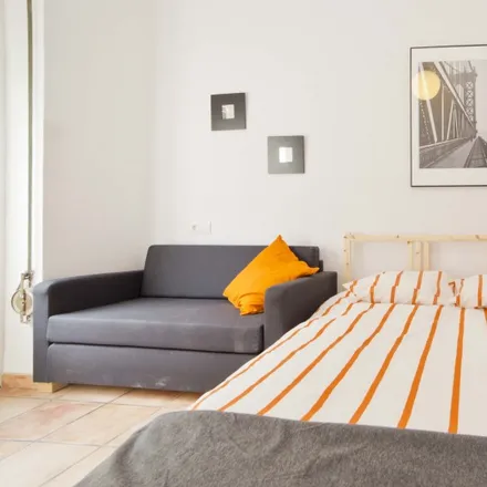 Rent this 5 bed room on Avinguda del Regne de València in 52, 46005 Valencia