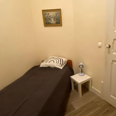 Rent this 3 bed room on Rua Ramalho Ortigão 4 in 1070-228 Lisbon, Portugal