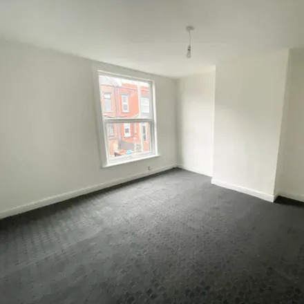 Image 6 - East End Park Working Mens Club, Vinery View, Leeds, LS9 9NA, United Kingdom - Townhouse for rent