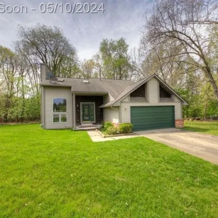Buy this 3 bed house on 882 Village Pine Lane in Oakland County, MI 48462