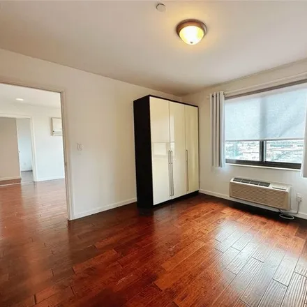 Image 5 - 31-35 Linden Place, New York, NY 11354, USA - Condo for sale