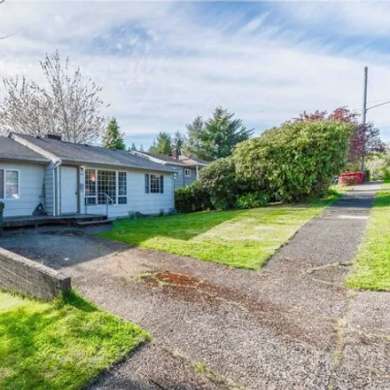 Buy this 4 bed house on 1625 North 16th Street in Coos Bay, OR 97420
