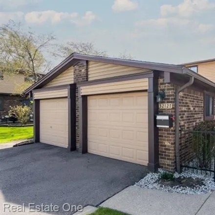 Buy this 2 bed townhouse on Erinn Estates Condos in Farmington Hills, MI 48334