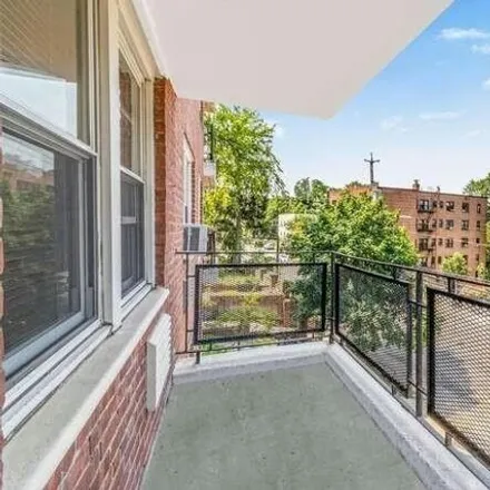 Buy this studio apartment on 442 Warburton Avenue in City of Yonkers, NY 10701