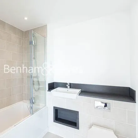 Image 4 - Western Avenue, London, W3 7AY, United Kingdom - Apartment for rent