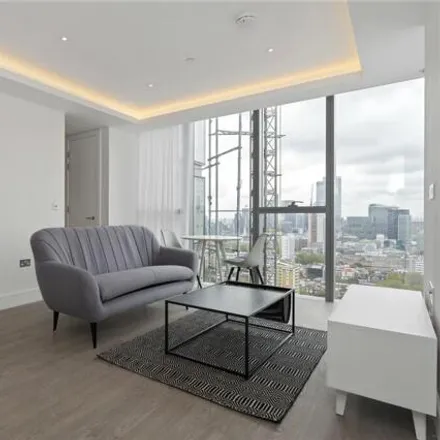 Rent this 1 bed room on Carrara Tower in 1 City Road, London