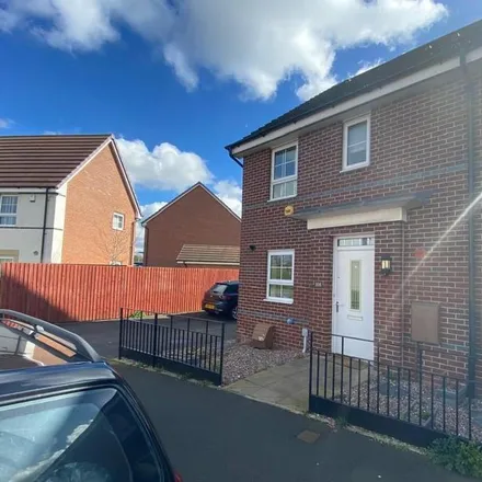 Rent this 3 bed townhouse on Columbia Crescent in Wolverhampton, WV10 6GE