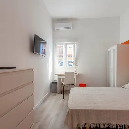 Rent this 6 bed room on Centre de Formació de Persones Adultes de Burjassot in Calle José Carsí, 10