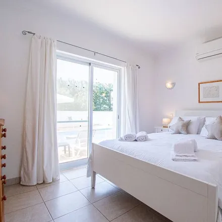 Rent this 3 bed house on Carvoeiro in Estrada do Farol, 8400-526 Carvoeiro