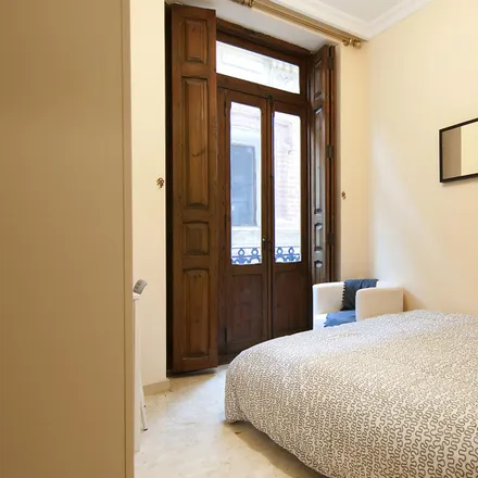 Image 1 - Montmarte, Carrer de Sant Martí, 46001 Valencia, Spain - Room for rent
