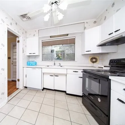Image 7 - 251-40 Thornhill Avenue, New York, NY 11362, USA - House for sale