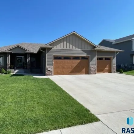 Image 1 - 700 N Willow Creek Ave, Sioux Falls, South Dakota, 57110 - House for sale