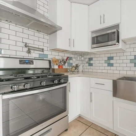 Image 6 - 84-28 253rd Street, New York, NY 11426, USA - House for sale