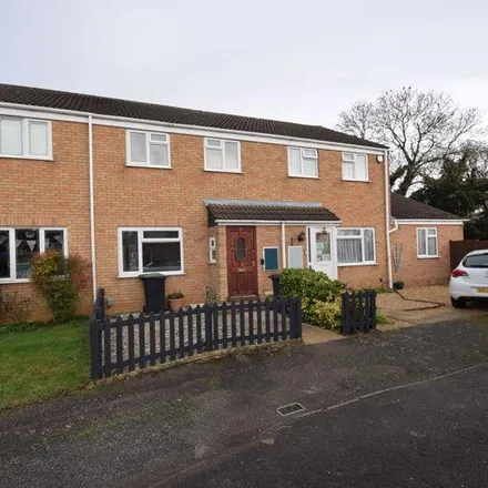 Rent this 3 bed townhouse on Fir Tree Close in Flitwick, MK45 1NY