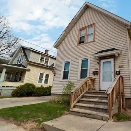 Buy this studio house on 1043 East Walnut Street in Green Bay, WI 54301