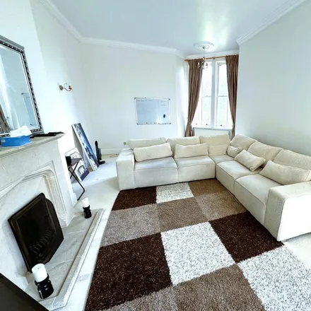 Rent this 2 bed apartment on unnamed road in London, IG8 8RN