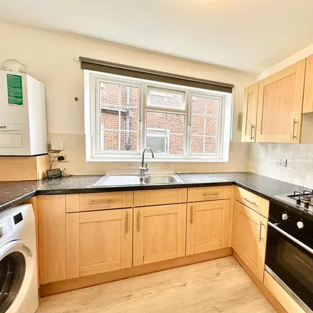 Image 3 - 40 Lichfield Grove, London, N3 2JH, United Kingdom - Apartment for rent