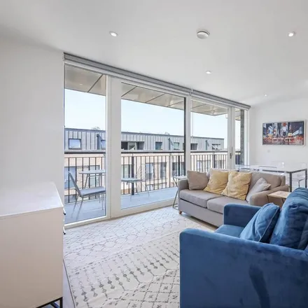 Rent this 2 bed apartment on Claremont House in 28 Quebec Way, London