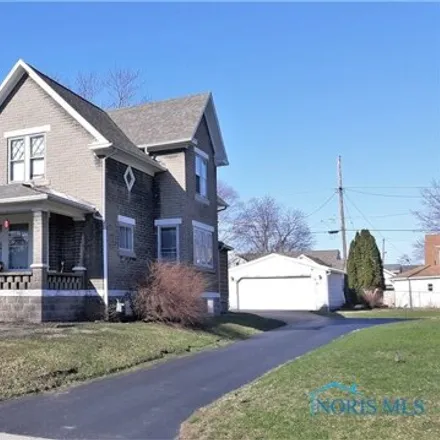 Buy this 3 bed house on 1055 North Union Street in Fostoria, OH 44830