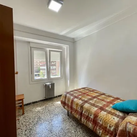 Rent this 4 bed apartment on Calle de Bernardino Montañés in 37, 50017 Zaragoza