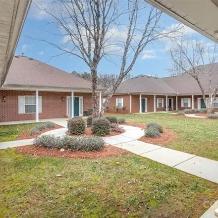 Image 3 - 7061 Somerset Springs Drive, Charlotte, NC 28262, USA - Condo for sale