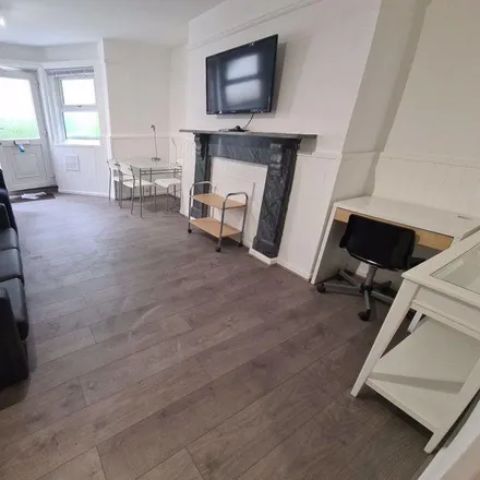 Rent this 3 bed house on Regent Park Terrace in Leeds, LS6 2AX