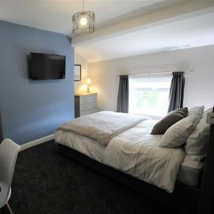 Rent this 6 bed room on Cliff Road in Leeds, LS6 2BF